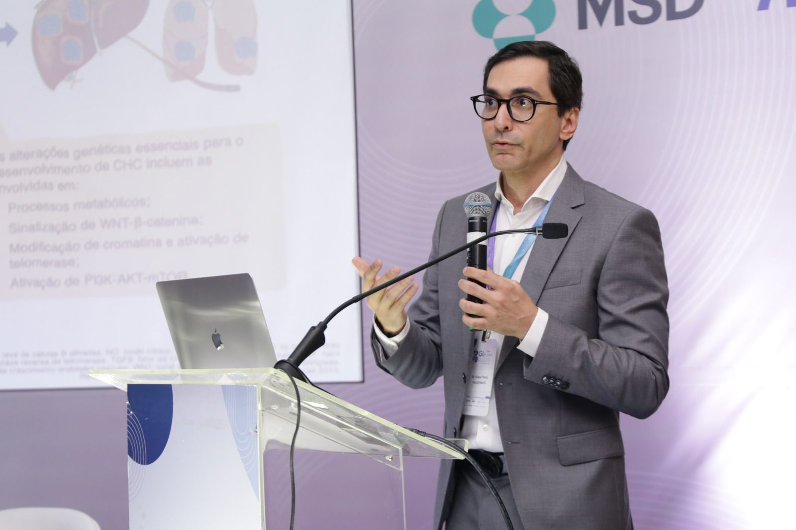 Dr. Eliseu em apresentação científica